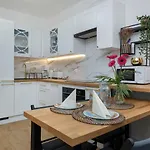 Nadbrzezna With Terrace By Renters شقة غونسكي